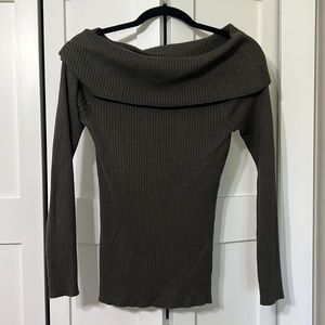 Dark olive green of the shoulder, fitted, ribbed, light sweater